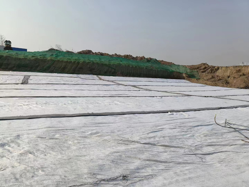 明董高速三合同项目复合土工膜防护排水铺设施工